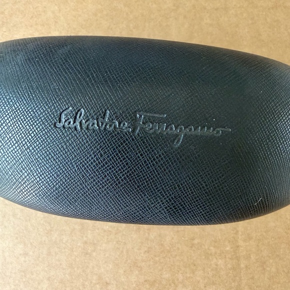 Ferragamo oversized black women’s sunglasses, NWOT - Picture 4 of 5